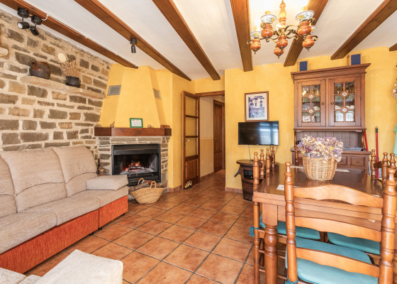Casa rural nuri de rei B salón comedor chimenea
