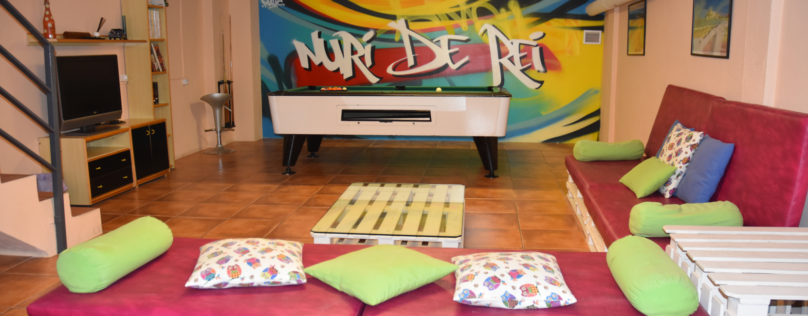 Salón de juegos con diversidad de actividades